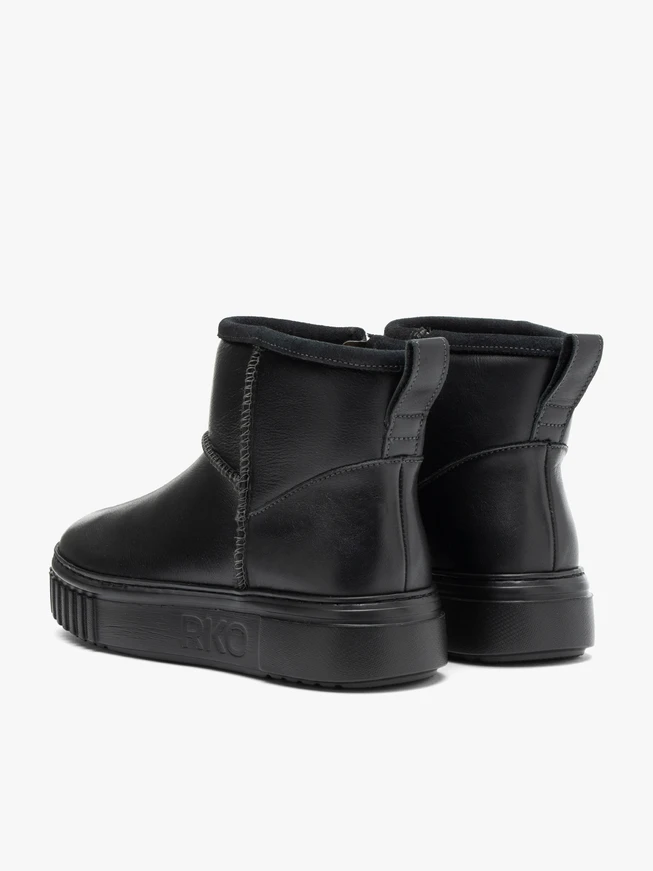 Schwarze kurze Schneestiefel