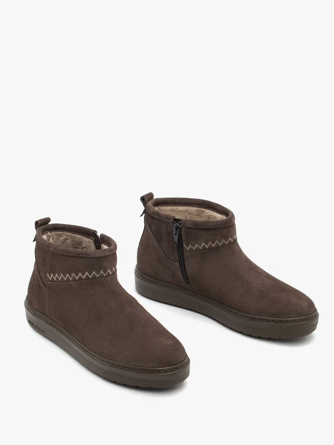 Braune kurze Schneestiefel mit Nähten