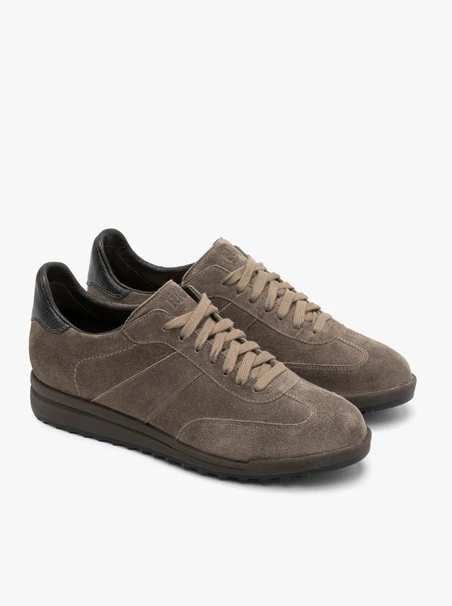 Braune sportliche Schnürhalbschuhe
