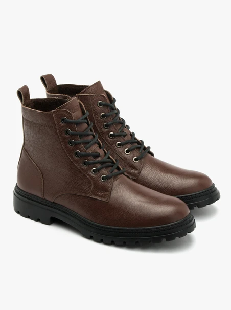 Braune Herrenstiefel auf leichter Sohle