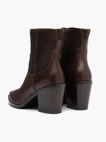 Braune Lederstiefel mit Stilettoabsatz
