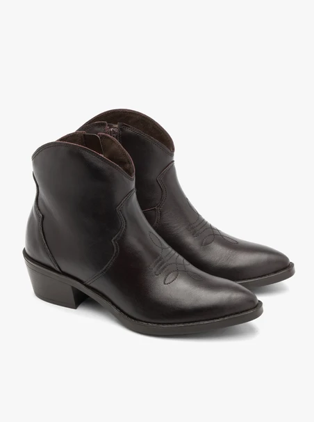 Kastanienbraune Cowboystiefel mit kurzen Absätzen