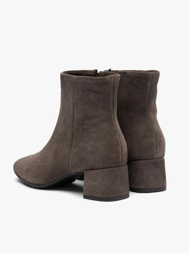 Stöckelschuhe aus braunem Veloursleder