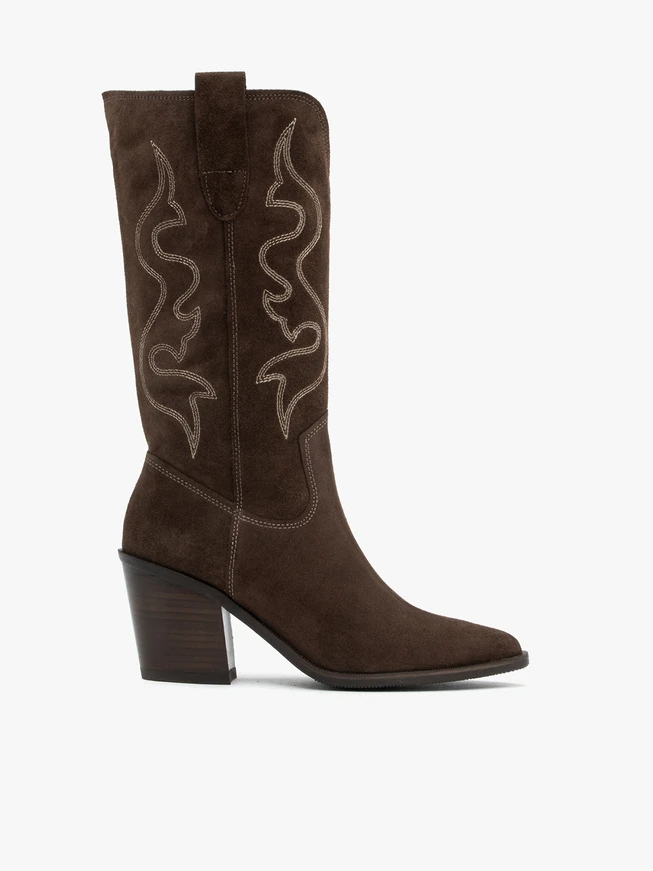 Braune genähte Cowboystiefel