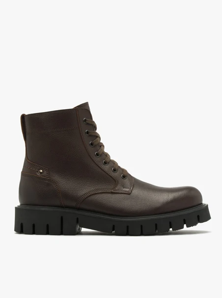 Braune Herrenstiefel mit Traktorschaft