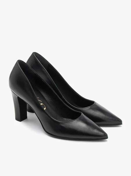 Schwarze Pumps mit klobigem Stilettoabsatz