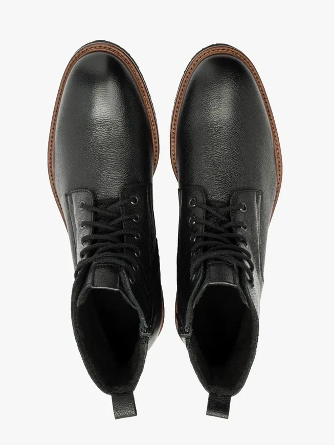 Schwarze Herren-Turnschuhe mit einem dekorativen Saum an der Unterseite