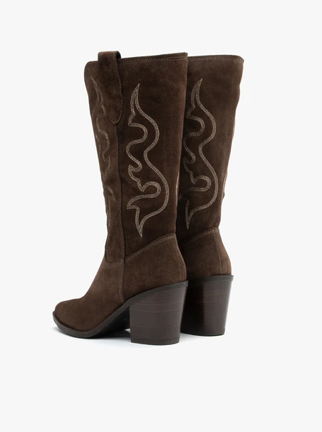 Braune genähte Cowboystiefel