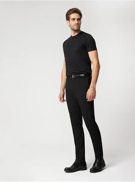 Schwarze Stiefel mit Ziernähten