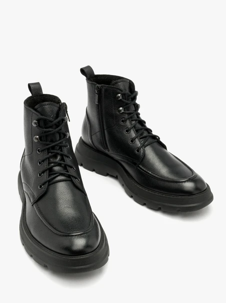 Schwarze Herrenstiefel mit leichter Sohle