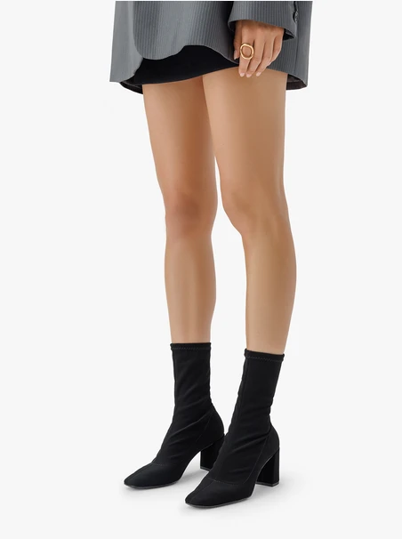 Schwarze, höhere Sockenstiefel mit Stilettoabsatz