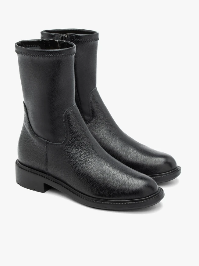 Schwarzer höherer Stiefel mit elastischem Schaft