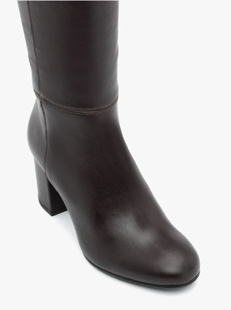 Kastanienbraune Lederstiefel mit Stiletto-Absatz