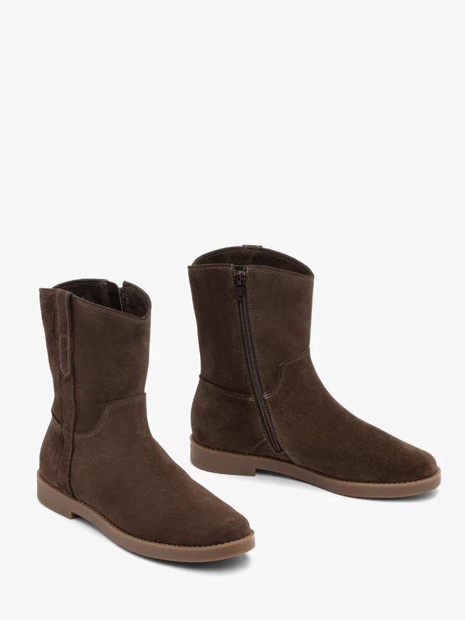 Flache Stiefel aus braunem Veloursleder