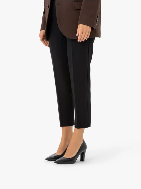 Schwarze Pumps mit klobigem Stilettoabsatz