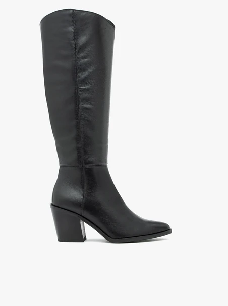 Schwarz genarbte Lederstiefel