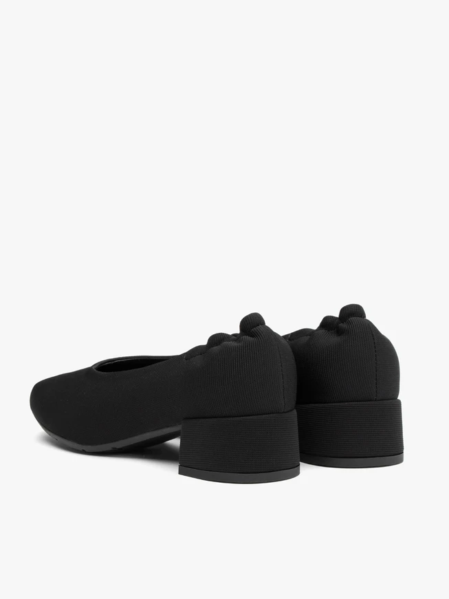 Damen Pumps aus schwarzem Stoff