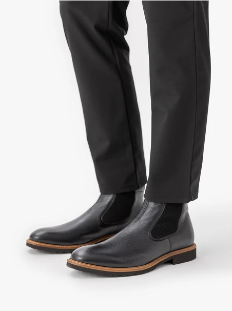 Schwarze Herren-Sablets mit dekorativer Sohle