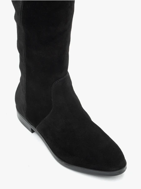 Flache Stiefel aus schwarzem Veloursleder