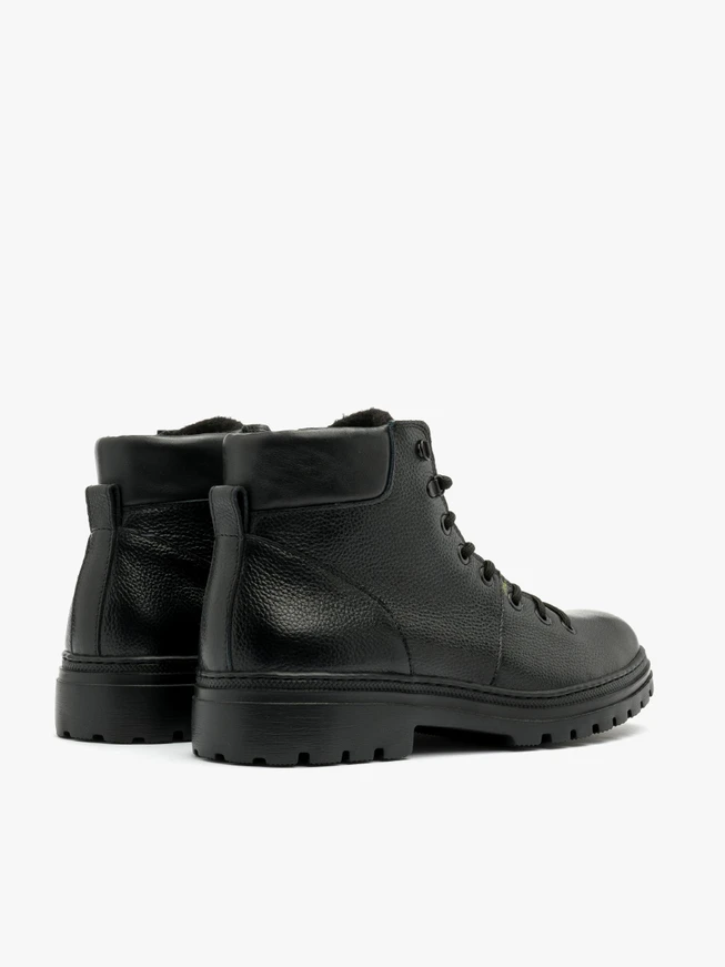 Schwarze Herrenstiefel mit leichter Sohle