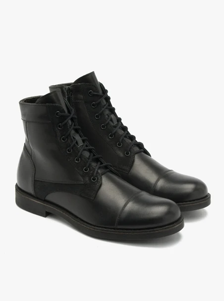 Schwarze Stiefel mit Ziernähten
