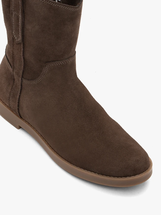 Flache Stiefel aus braunem Veloursleder