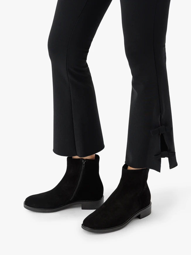 Schwarze flache Veloursstiefel