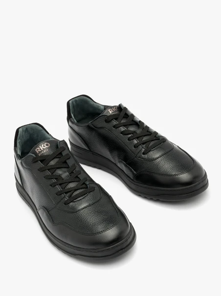 Schwarze halbe Sportschuhe
