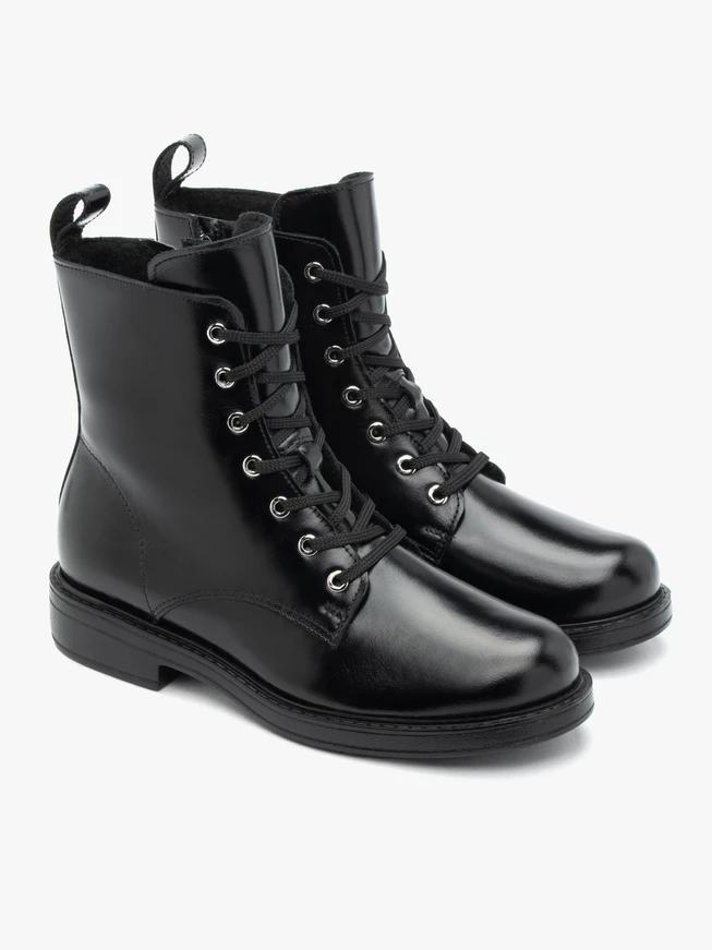 Schwarz genarbte Lederstiefel