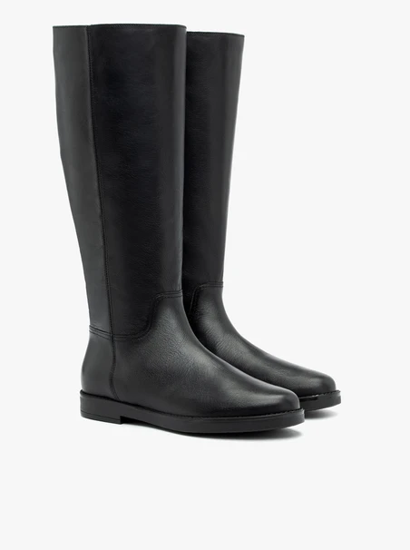 Schwarze flache Lederstiefel