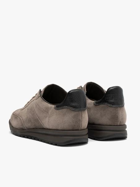 Braune sportliche Schnürhalbschuhe