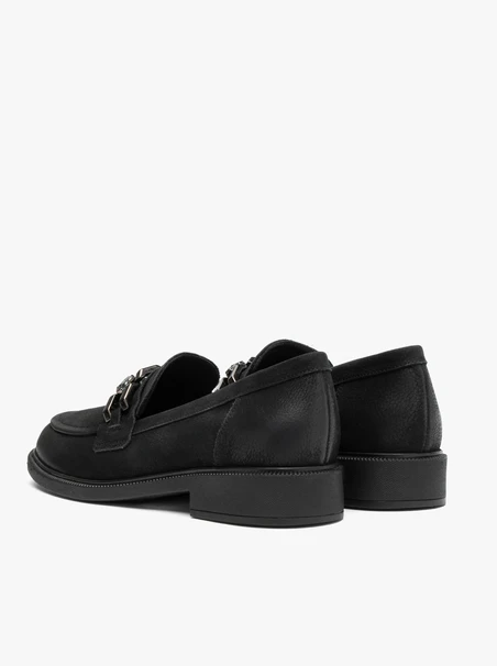 Schwarze elegante Mokassins mit Kette