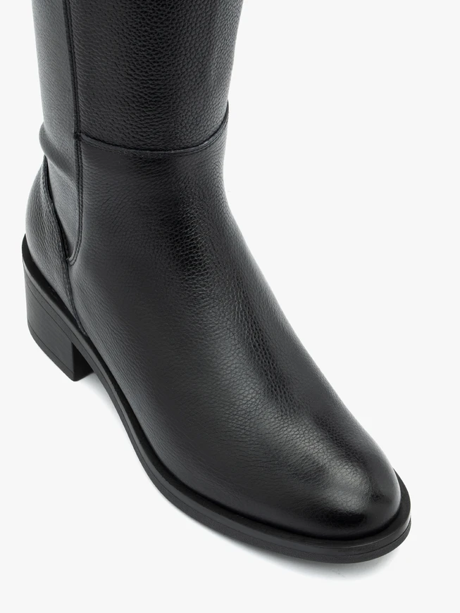 Schwarze, höher genarbte Lederstiefel