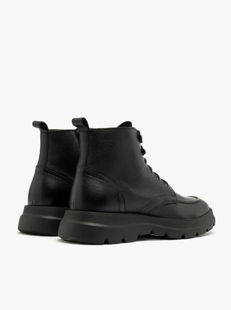 Schwarze Herrenstiefel mit leichter Sohle
