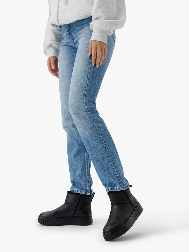 Schwarze kurze Schneestiefel