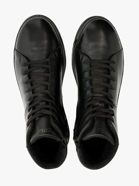 Schwarze Herrenstiefel mit leichter Sohle