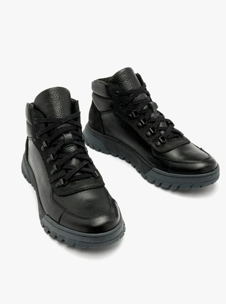 Schwarze Herren-Turnschuhe mit zweifarbiger Sohle