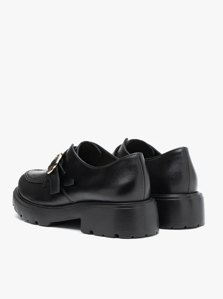 Halbschuhe aus schwarzem Narbenleder