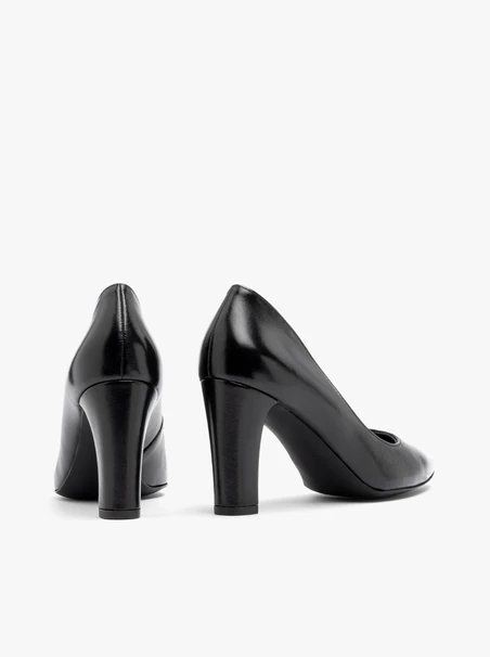 Schwarze Pumps mit klobigem Stilettoabsatz