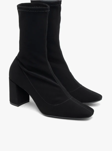 Schwarze, höhere Sockenstiefel mit Stilettoabsatz