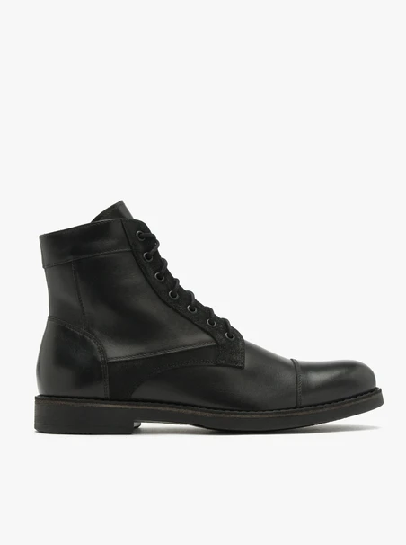 Schwarze Stiefel mit Ziernähten