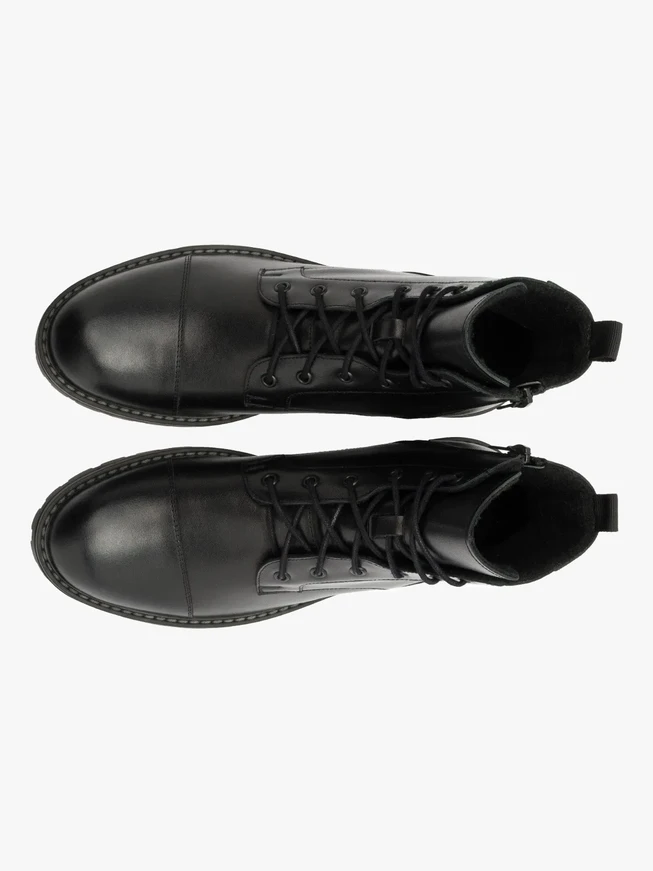 Schwarze Stiefel mit Ziernähten