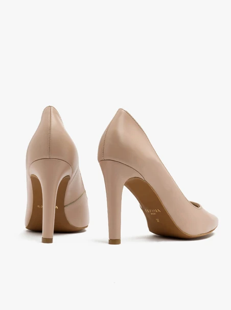 Beigefarbene hochhackige Pumps