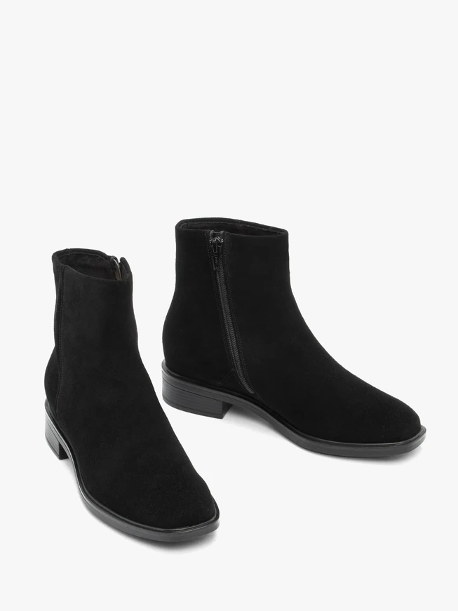 Schwarze flache Veloursstiefel
