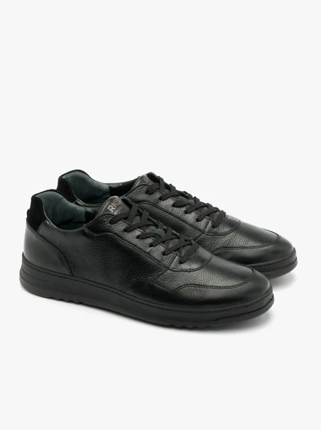 Schwarze halbe Sportschuhe