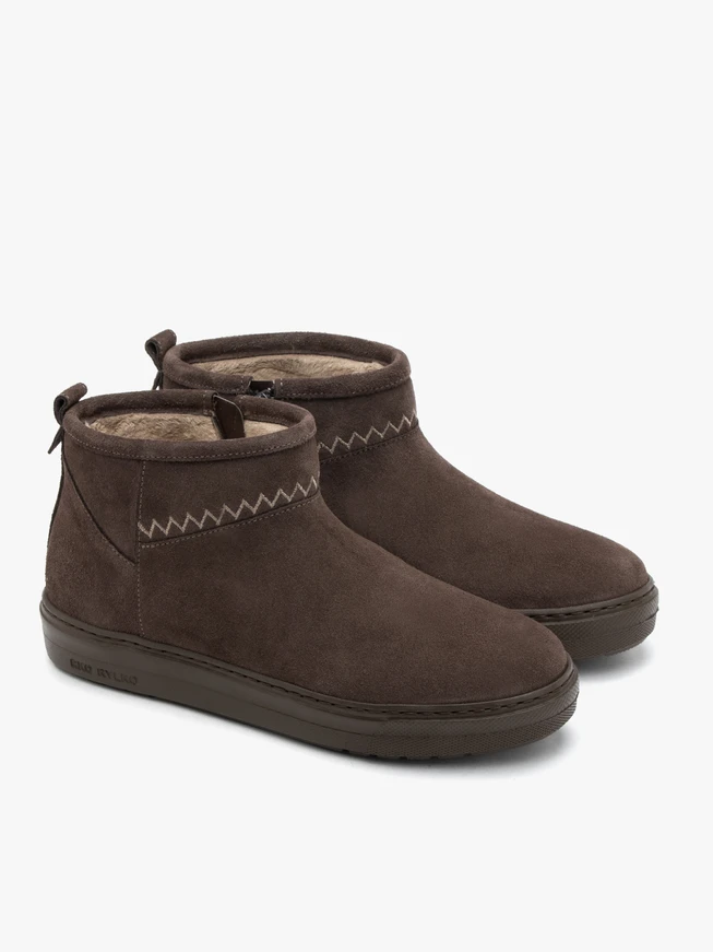 Braune kurze Schneestiefel mit Nähten