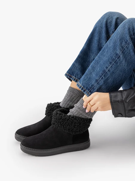 Schwarze Schneestiefel mit Fell