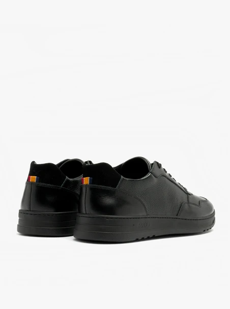 Schwarze halbe Sportschuhe