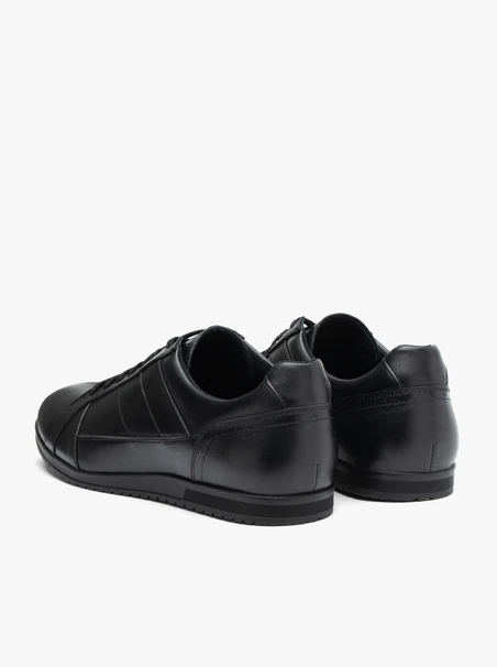 Schwarze lässige Halbschuhe