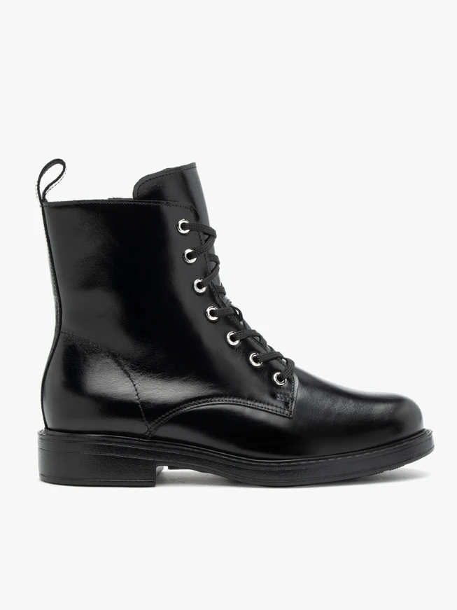 Schwarz genarbte Lederstiefel